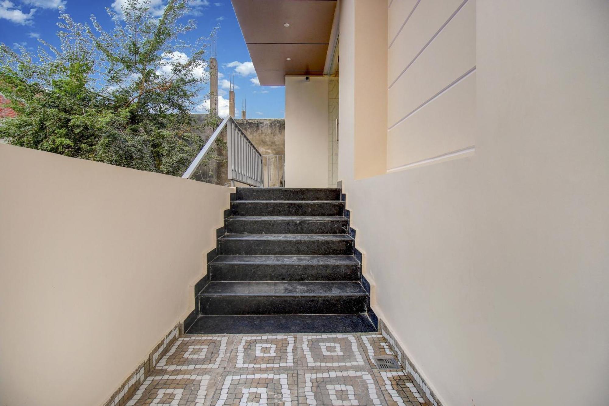 ホテル Super Townhouse Oak Aurelia Grand ラクナウ エクステリア 写真