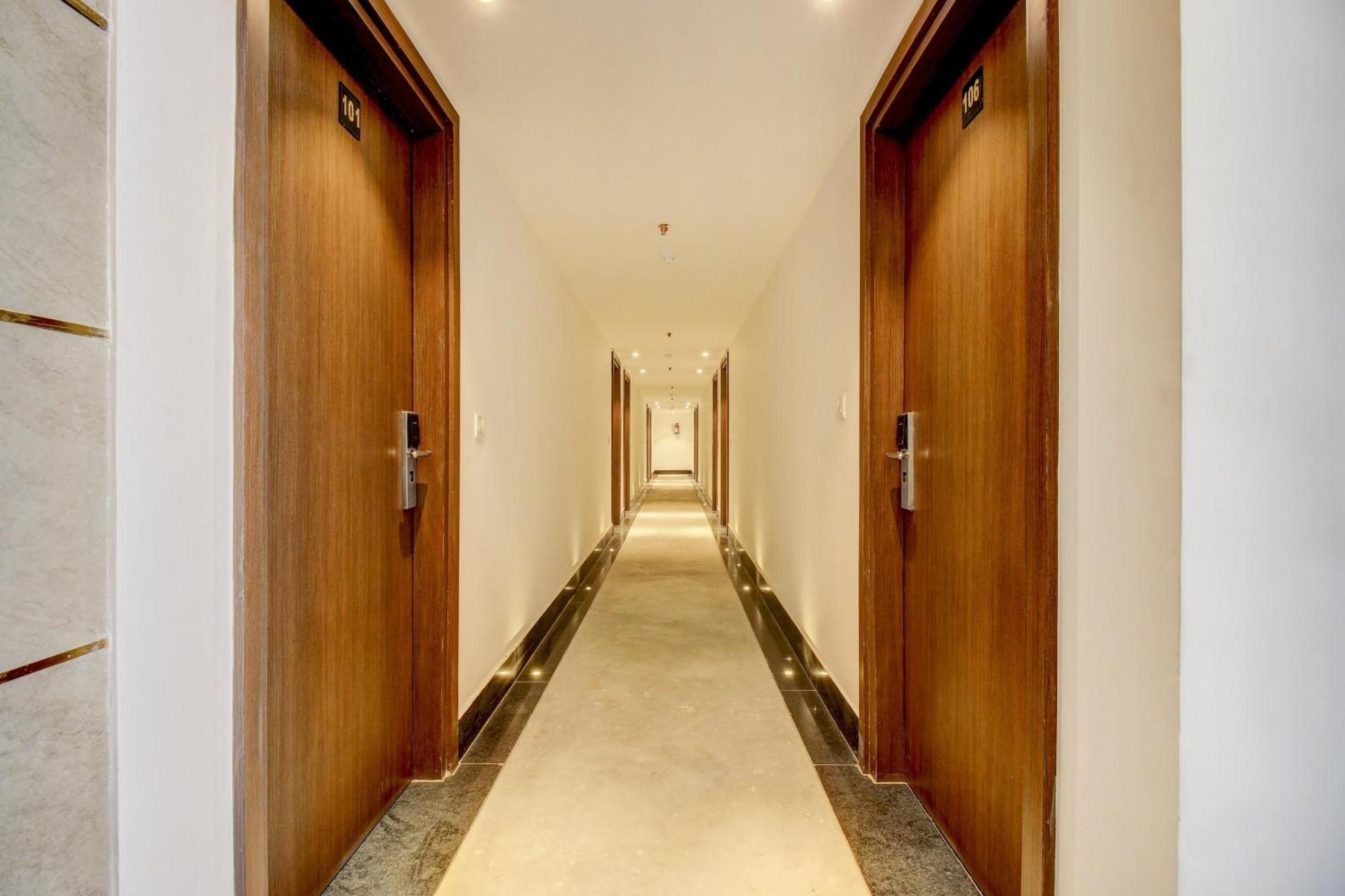 ホテル Super Townhouse Oak Aurelia Grand ラクナウ エクステリア 写真