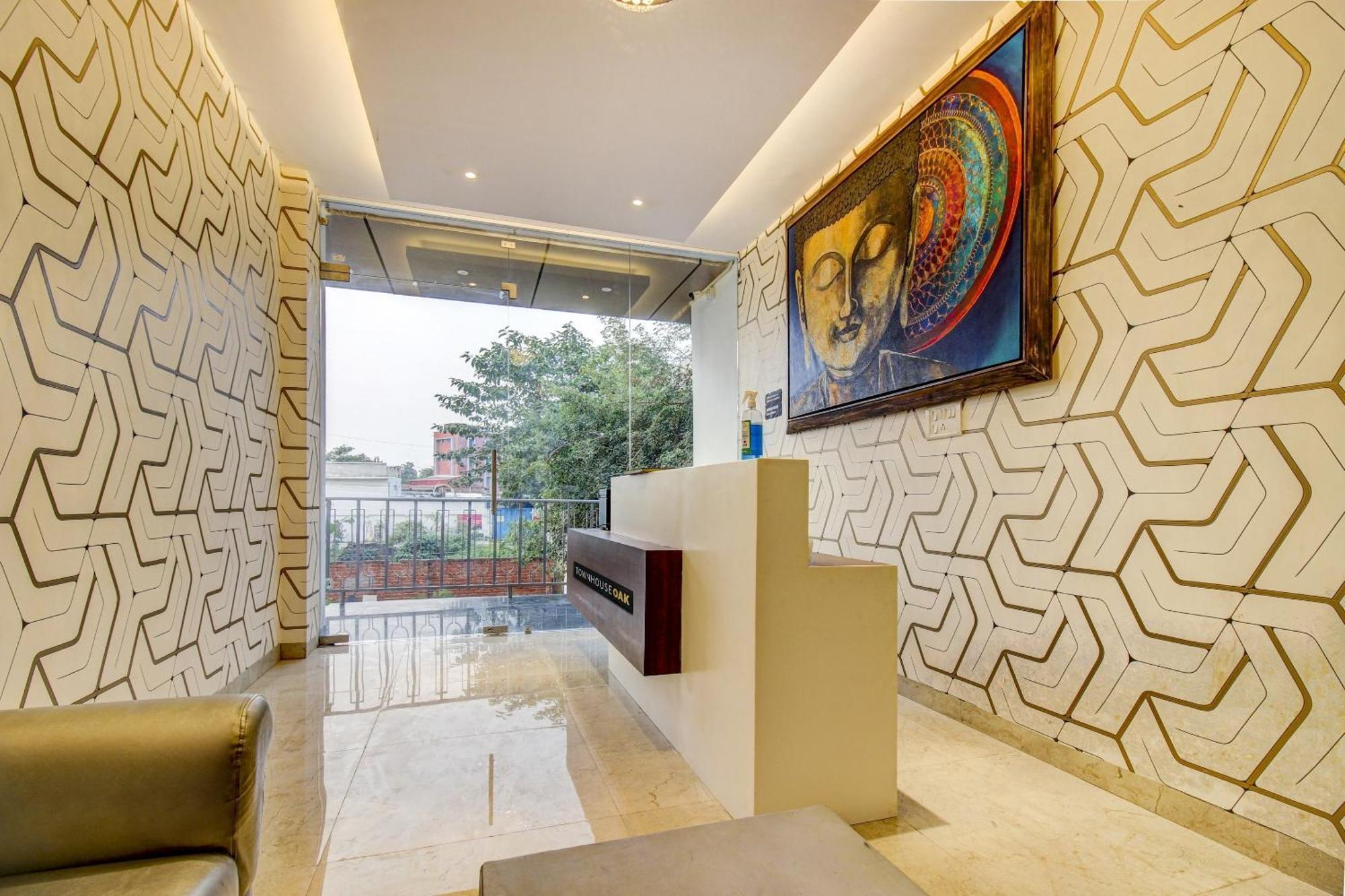 ホテル Super Townhouse Oak Aurelia Grand ラクナウ エクステリア 写真