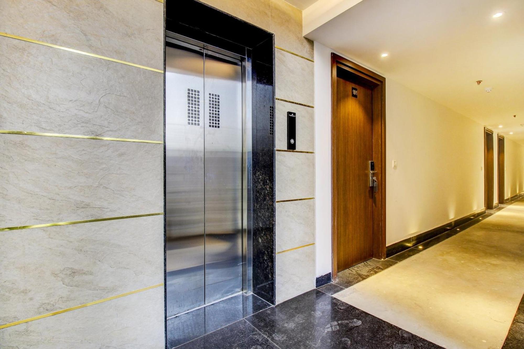 ホテル Super Townhouse Oak Aurelia Grand ラクナウ エクステリア 写真