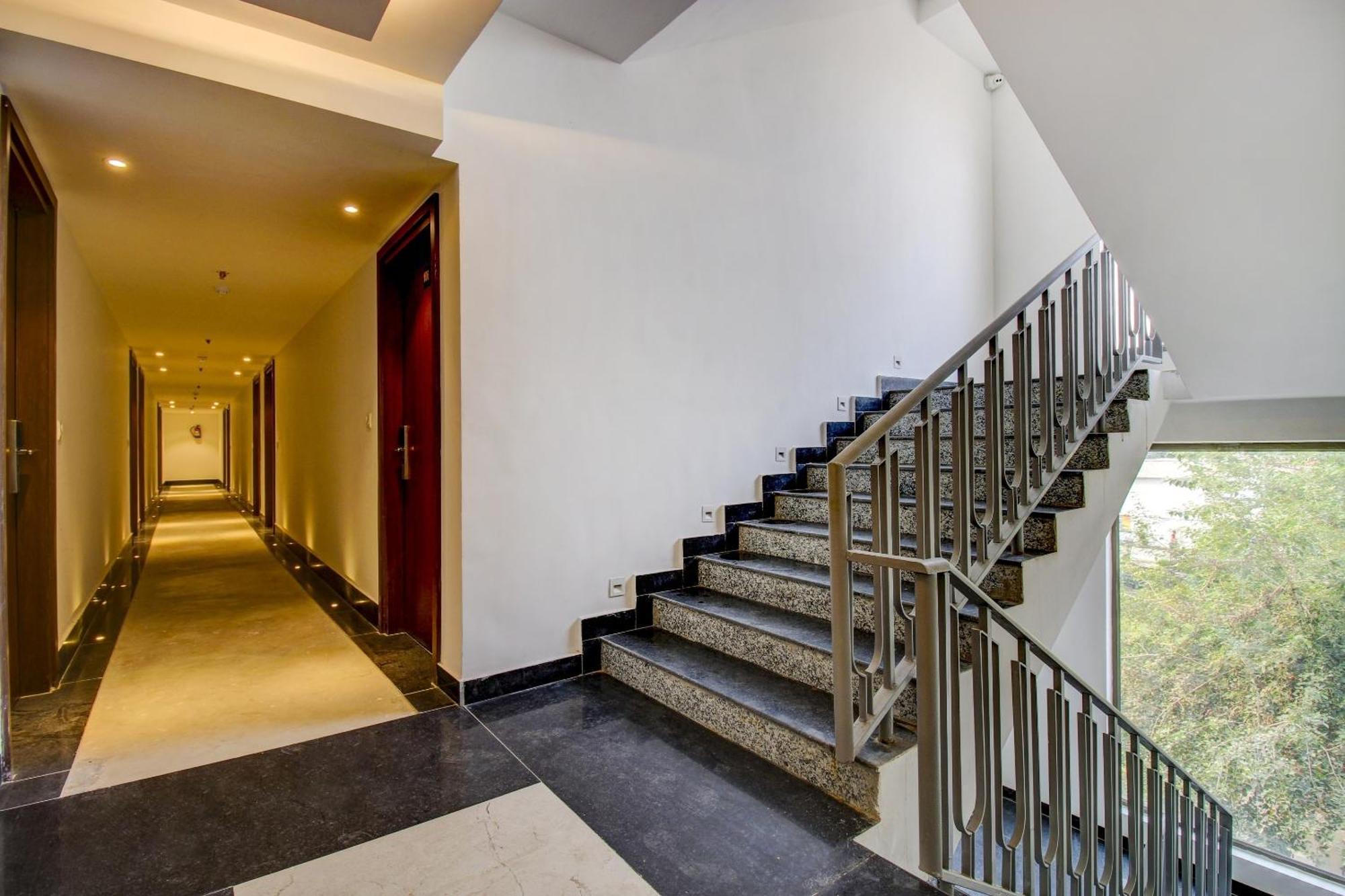 ホテル Super Townhouse Oak Aurelia Grand ラクナウ エクステリア 写真