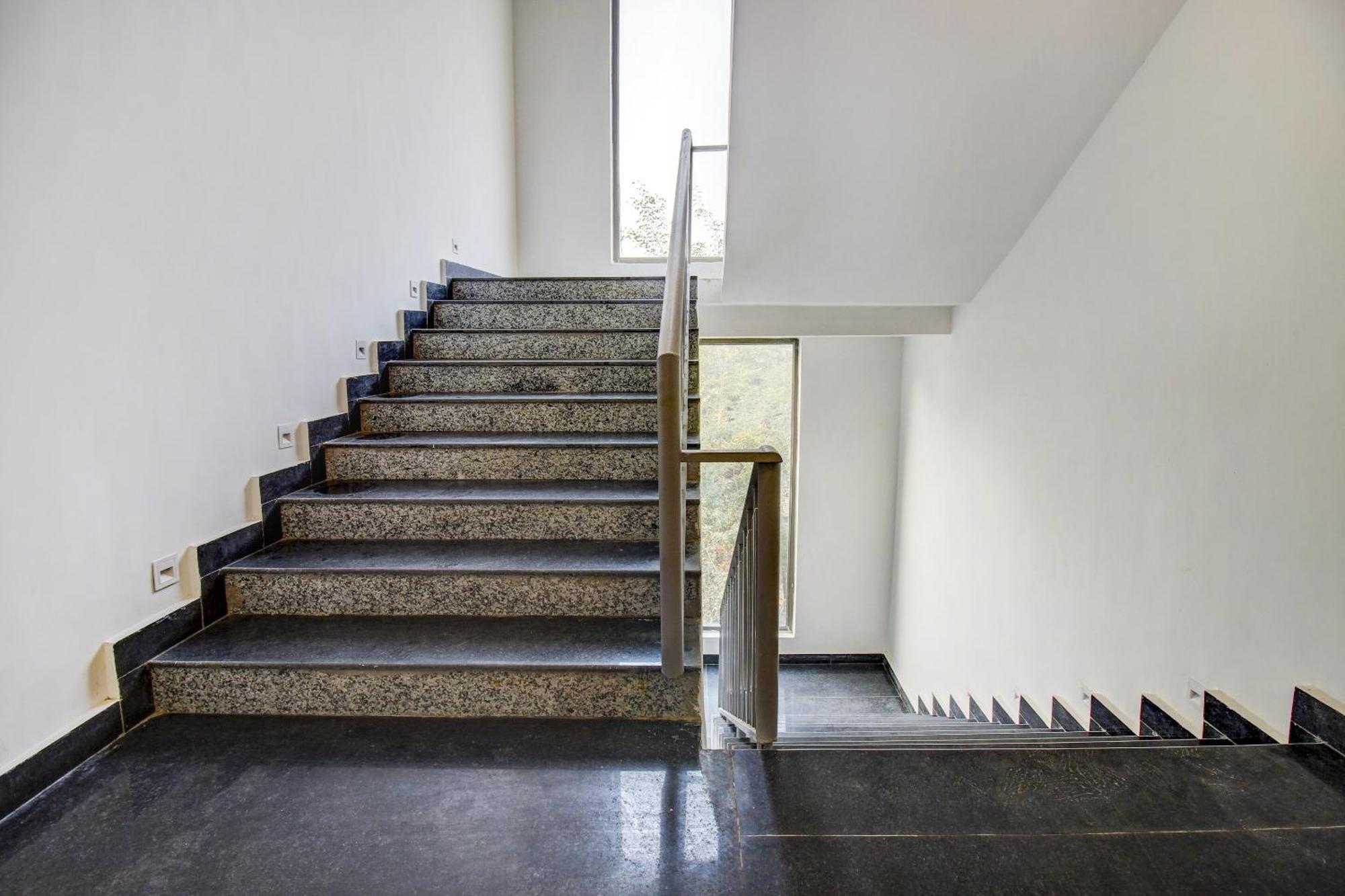 ホテル Super Townhouse Oak Aurelia Grand ラクナウ エクステリア 写真