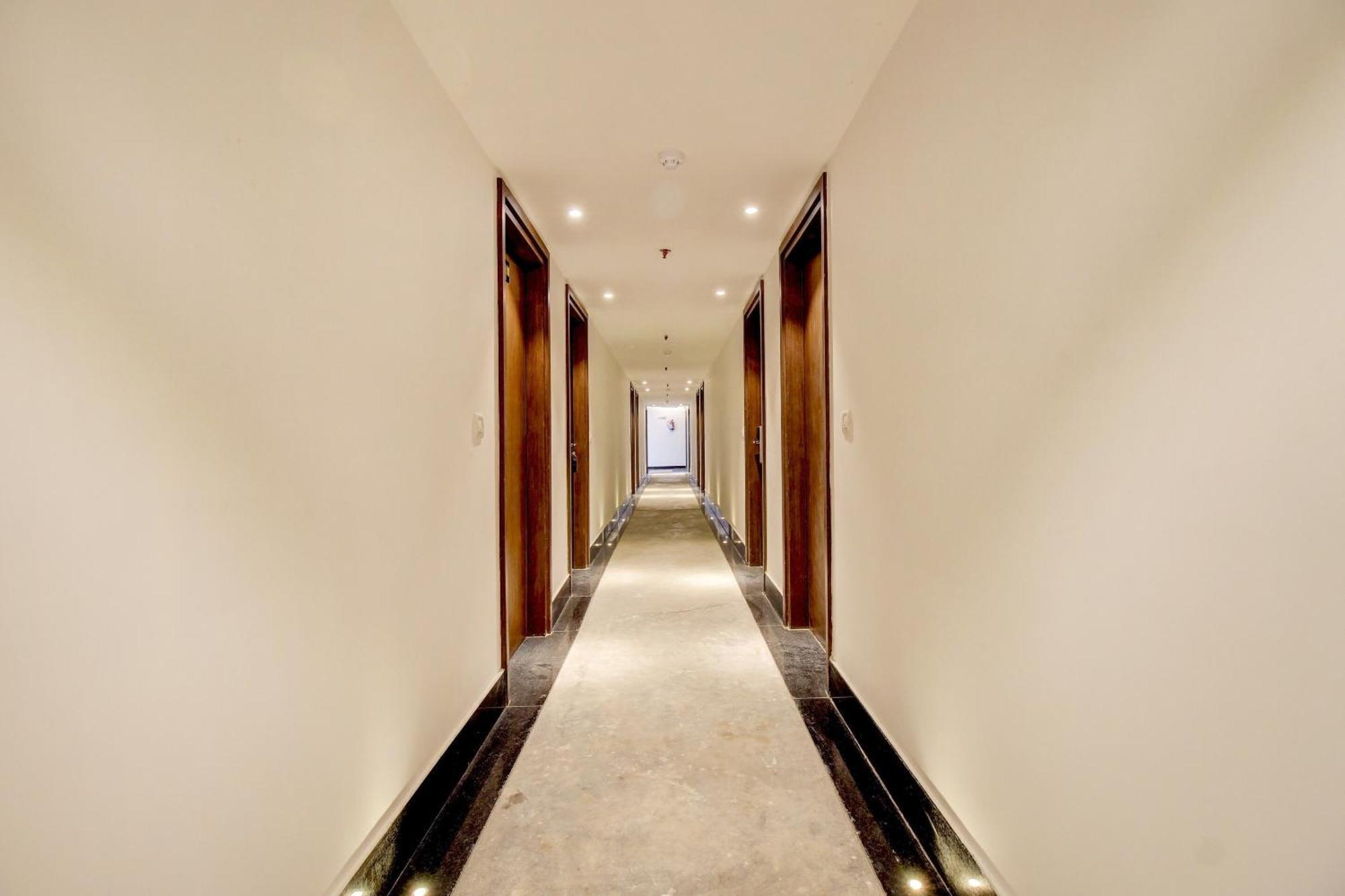 ホテル Super Townhouse Oak Aurelia Grand ラクナウ エクステリア 写真
