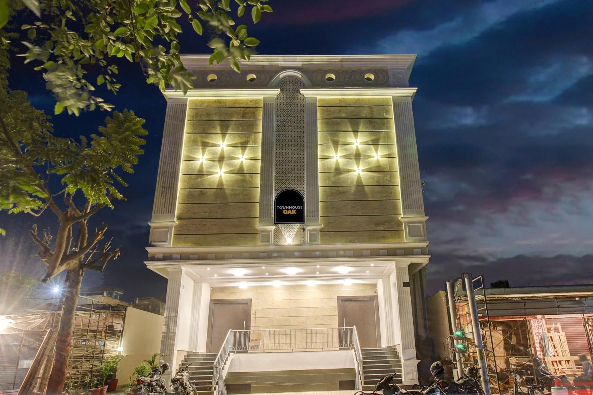 ホテル Super Townhouse Oak Aurelia Grand ラクナウ エクステリア 写真